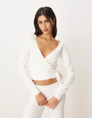 Gilly Hicks - Gemütlicher Strickpullover in Weiß mit Multiway-Wickeldesign, Kombiteil