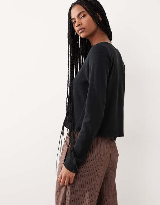Gilly Hicks long sleeve waffle crop top in black, 4 of 4