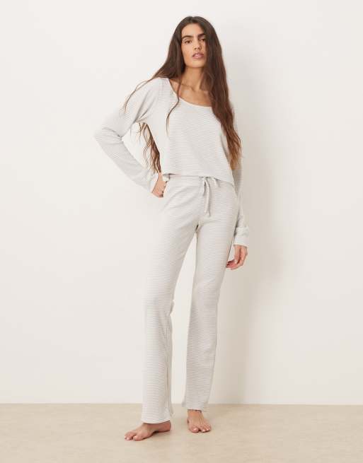 Gilly Hicks - Zachte flare-broek met halfhoge taille en wafeltextuur in crème, deel van co-ord set