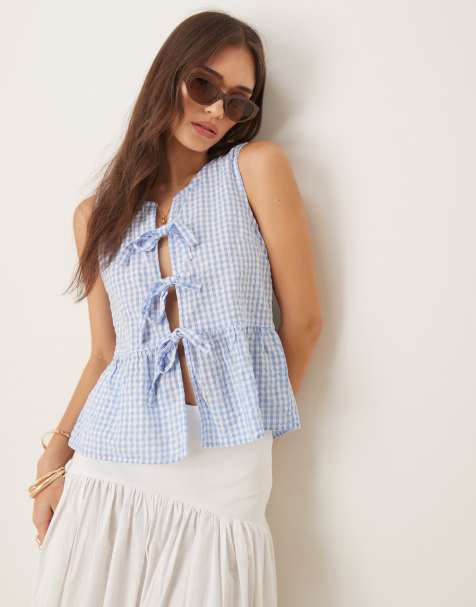 Gina Tricot – Ärmellose Bluse mit blauem Karomuster, Schößchen und geschnürter Vorderseite - view 1
