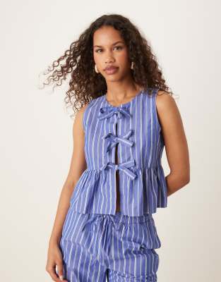 Gina Tricot - Ärmelloses, gestreiftes Oberteil in Blau mit Zierschleifen vorne, Kombiteil