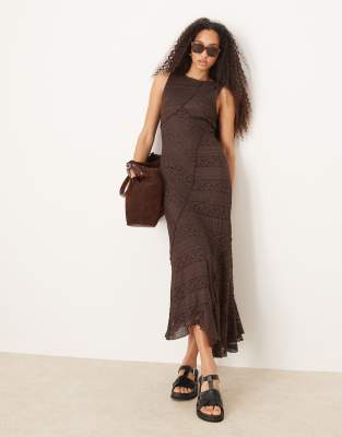 Gina Tricot - Ärmelloses Midikleid in Braun mit Einsätzen aus antiker Spitze und asymmetrischem Saum