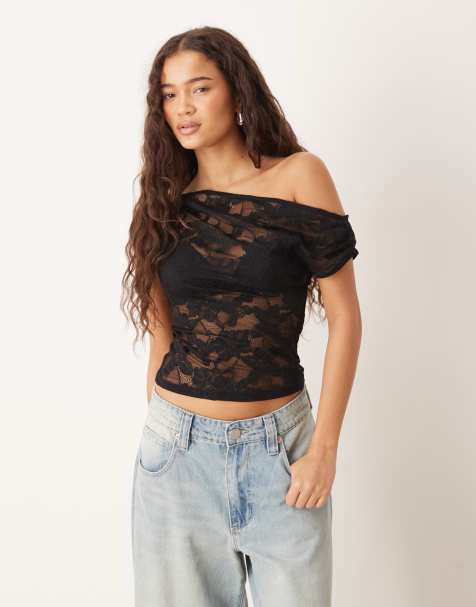 Gina Tricot - Asymmetrische soepelvallende kanten top met afhangende schouder in zwart - view 1