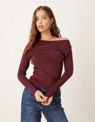 Gina Tricot - Asymmetrisches Oberteil in Burgunderrot mit Strass-Blumenmotiv