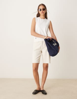 Gina Tricot - Bermudashorts aus Denim in Ecru-Weiß