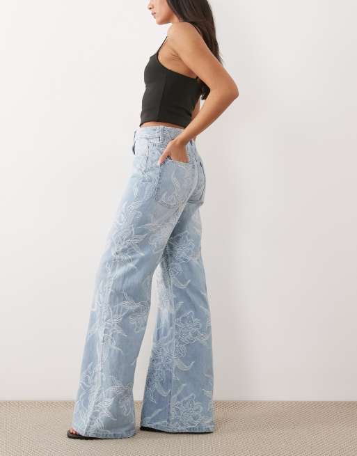 Gina Tricot – Bestickte Jeans in hellblauer Waschung mit weitem Bein, 3 von 5