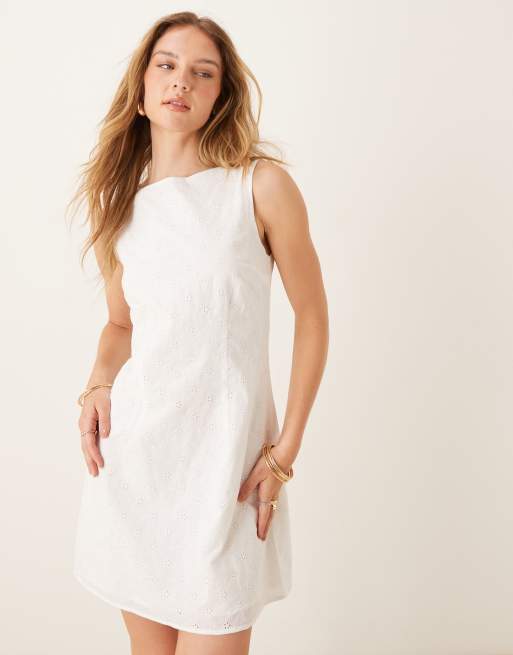 Gina Tricot – Biała trapezowa letnia sukienka mini z angielskim haftem