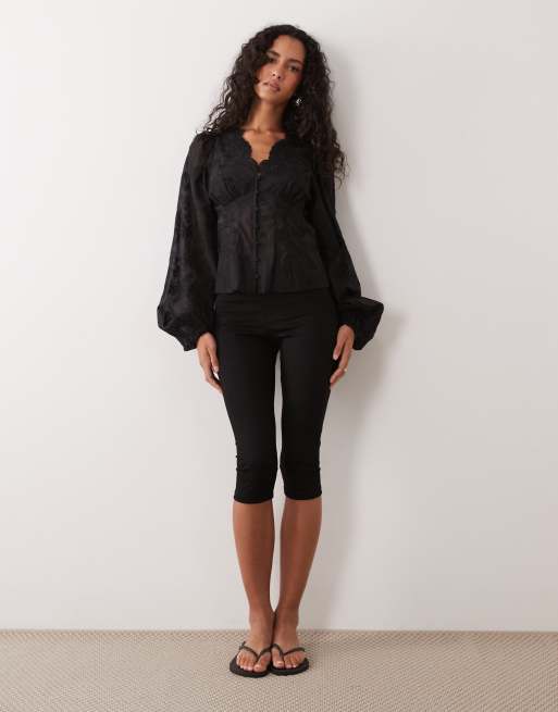 Gina Tricot blouse brodée à col V avec manches ballon en noir, 2 de 4
