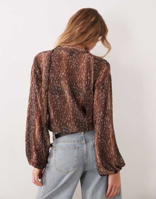 Gina Tricot blusa a maniche lunghe con sciarpa e stampa cervi marrone, 4 di 4