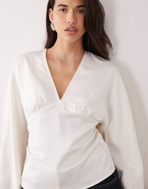 Gina Tricot blusa de satén con cuello de pico y manga larga en blanco roto - view 1