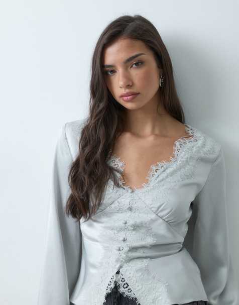 Gina Tricot blusa in raso grigia con maniche lunghe, scollo a V e dettaglio in pizzo - view 1