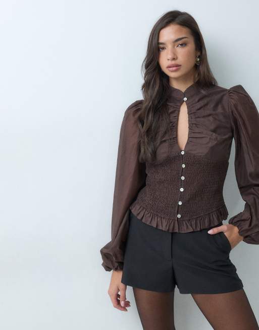 Gina Tricot bluse med nøglehulsdetalje i brun, 4 af 5