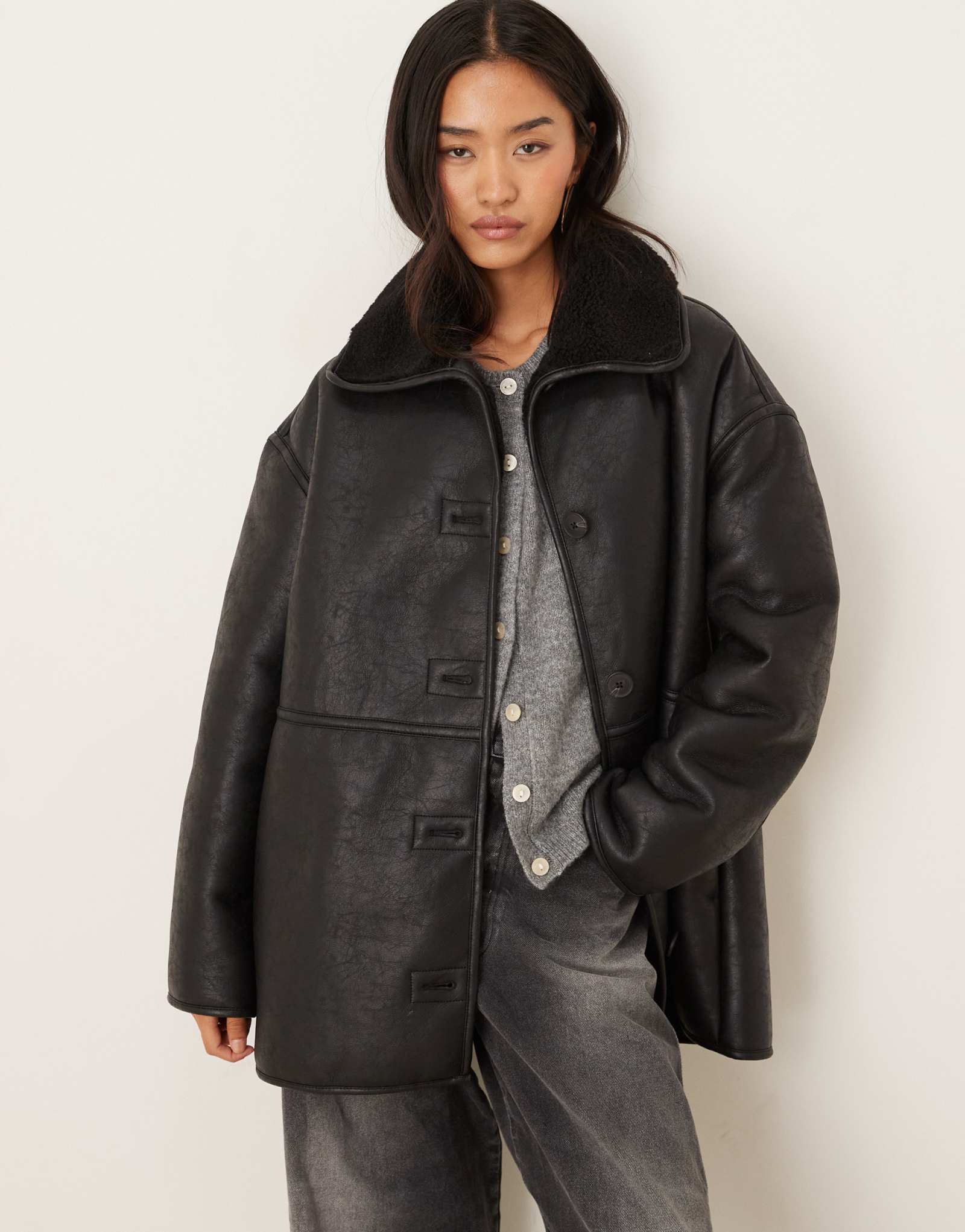 Короткая куртка Gina Tricot bonded из искусственной кожи teddy borg черного цвета