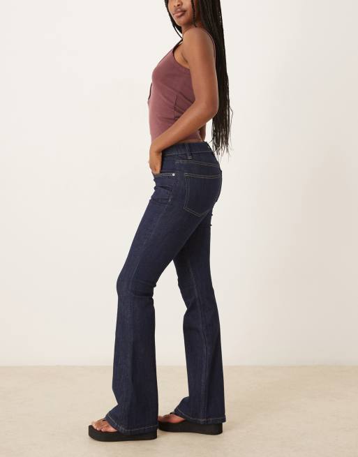 Gina Tricot – Bootcut-Jeans in dunklem Indigoblau mit niedrigem Bund, 2 von 5