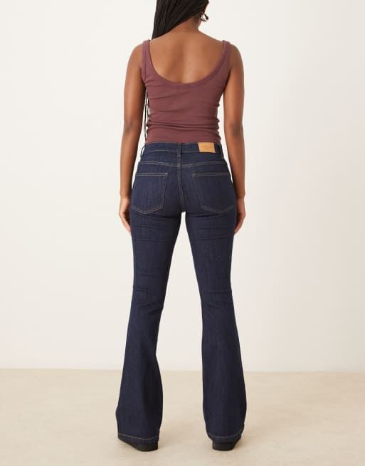 Gina Tricot – Bootcut-Jeans in dunklem Indigoblau mit niedrigem Bund, 3 von 5