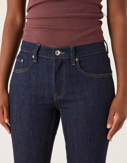 Gina Tricot – Bootcut-Jeans in dunklem Indigoblau mit niedrigem Bund, 5 von 5