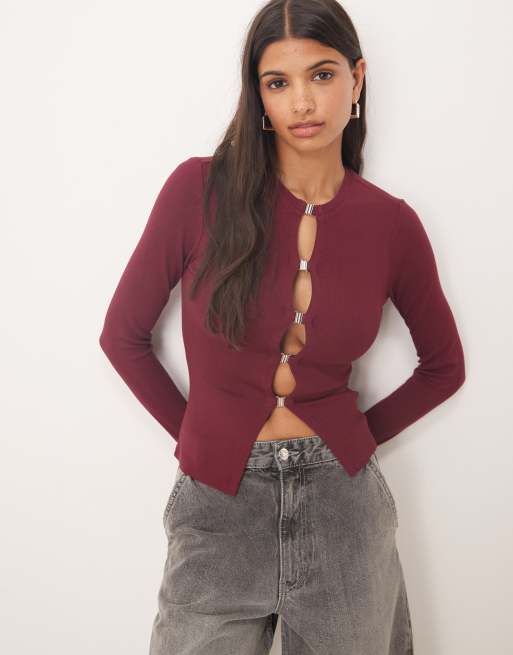 Gina Tricot – Bordowy prążkowany top z długimi rękawami i zapięciem na klamry