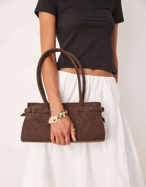 Gina Tricot - Borsa da spalla stile bowling in camoscio sintetico marrone scuro con manici lunghi e fibbie