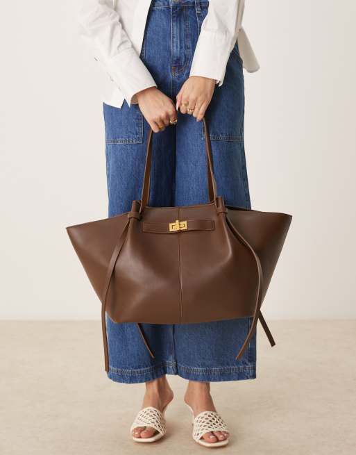Gina Tricot - Borsa shopping media in pelle sintetica marrone scuro con fascette e pochette