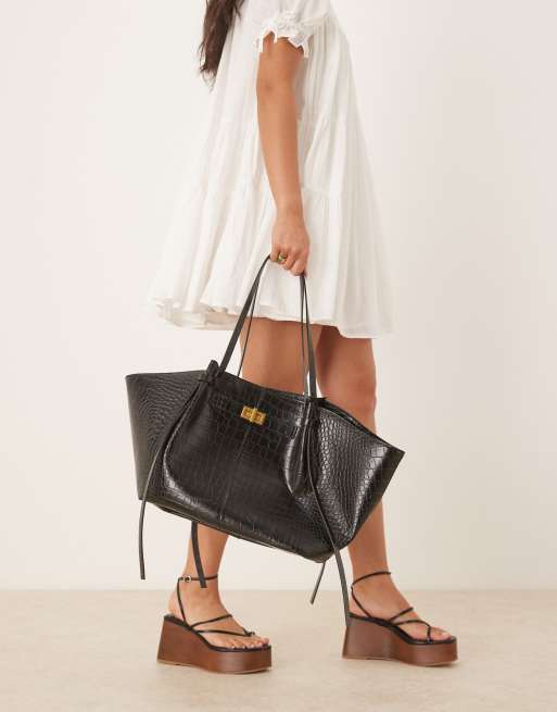 Gina Tricot - Borsa shopping media in pelle sintetica nera effetto coccodrillo con tracolla e dettaglio stile pochette
