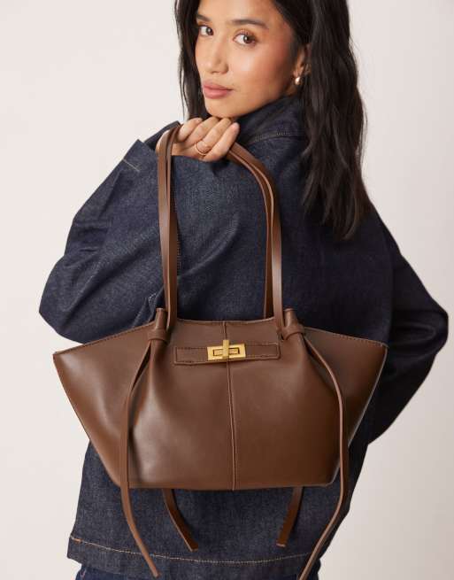Gina Tricot - Borsa shopping piccola in pelle sintetica color marrone scuro con tracolla e dettaglio pochette