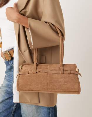 Gina Tricot - Bowling-Schultertasche aus Wildlederimitat in Camel mit langen Henkeln und Schnallendetail-Braun