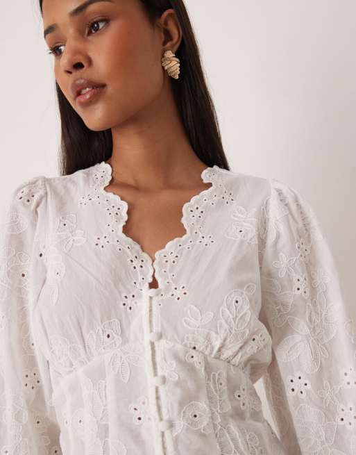 Gina Tricot - Broderie blouse met V-hals in wit, 3 van 4
