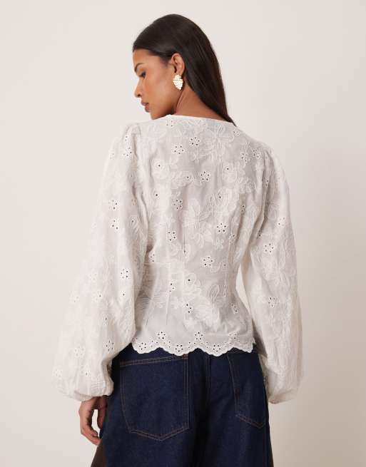 Gina Tricot - Broderie blouse met V-hals in wit, 4 van 4