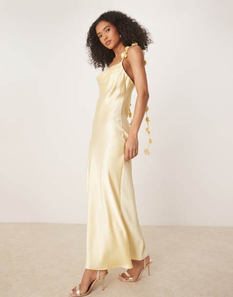 Gina Tricot – Brudtärnor – Citrongul midiklänning i satin med draperad ringning och 3D-blommor - view 1