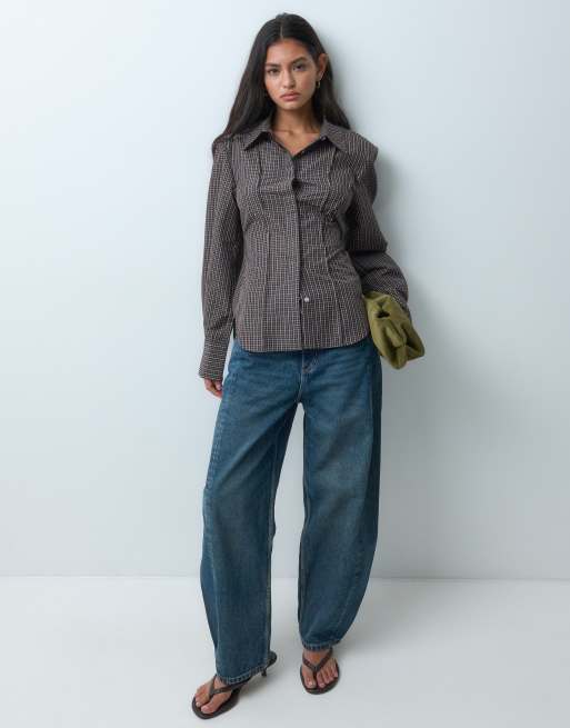 Gina Tricot camicia stringivita con spalline imbottite a quadri marroni, 3 di 5