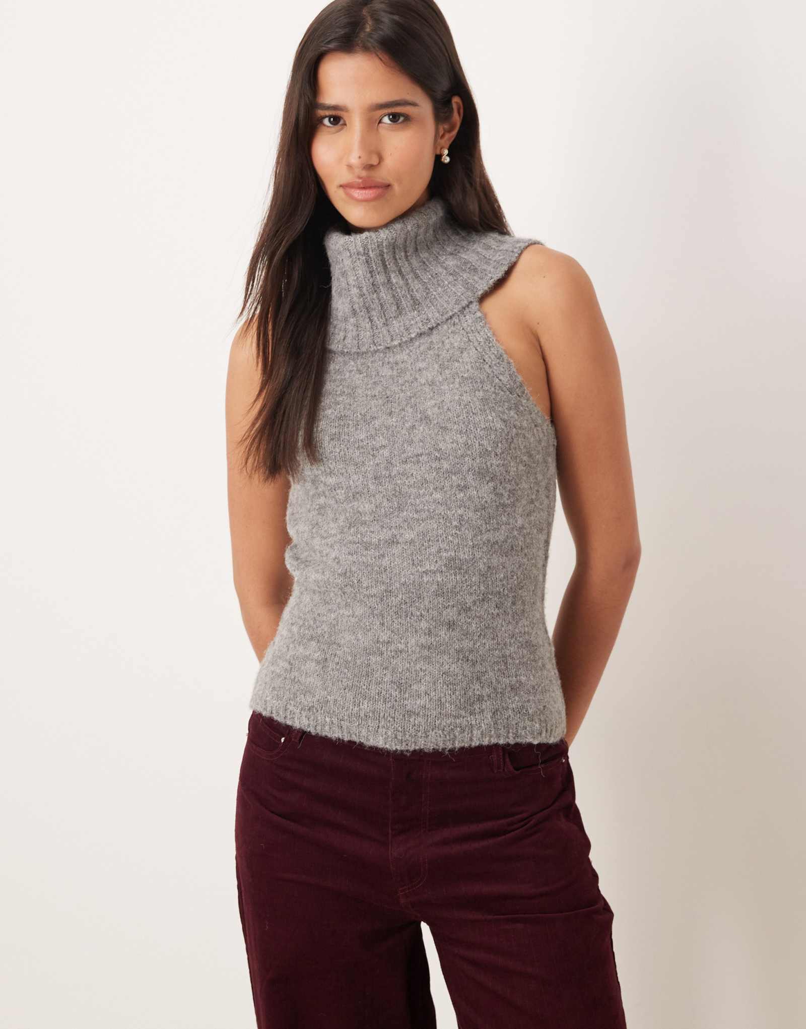 Трикотажный топ Gina Tricot из плотной вязки без рукавов с высоким воротом светло-серого цвета