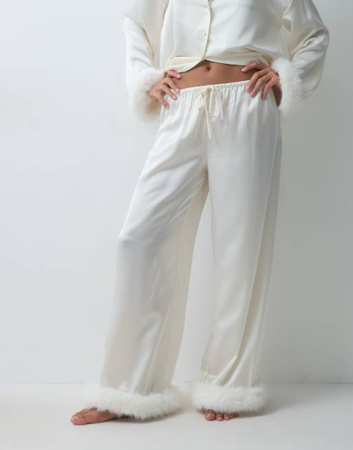 Gina Tricot Co-ord-Pyjamahose mit Kunstfellbesatz in Wollweiß, 2 von 5