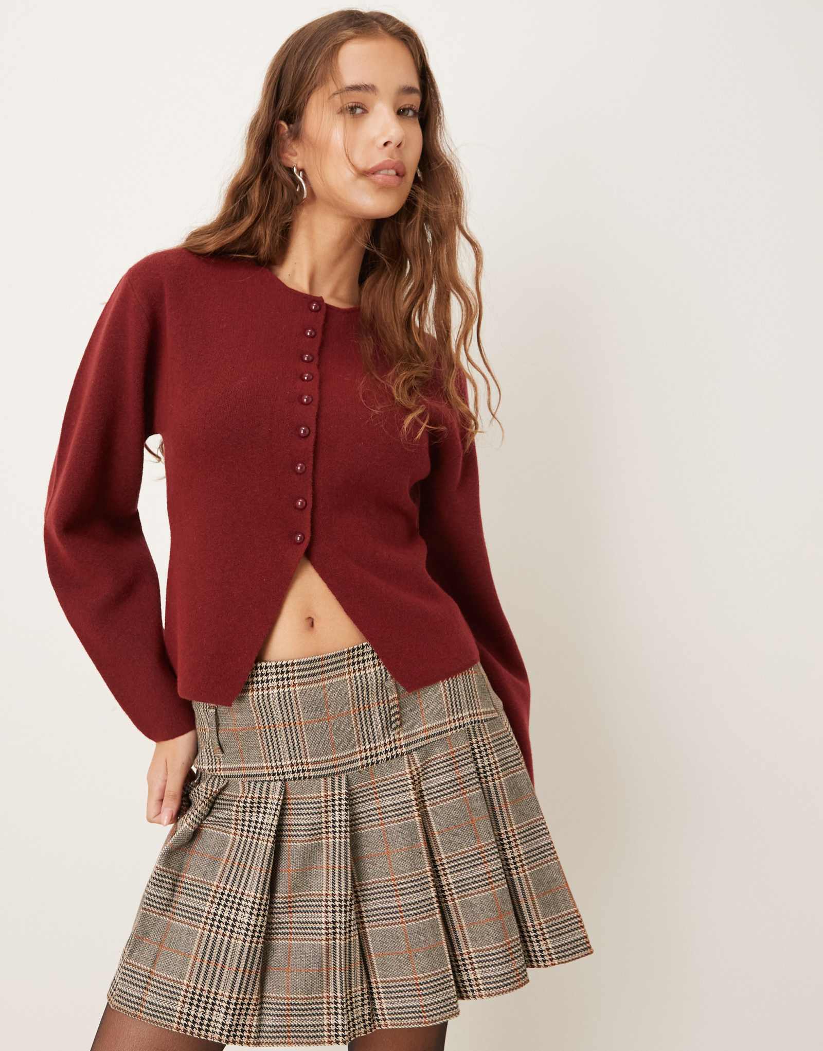 Компактный вязаный кардиган Gina Tricot темнокрасного бордово гранатового цвета