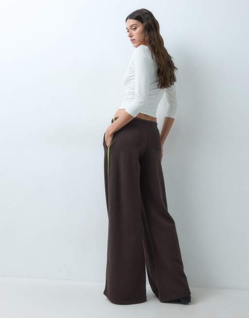 Gina Tricot conjunto jogger de pernera ancha con raya lateral en marrón, 5 de 5