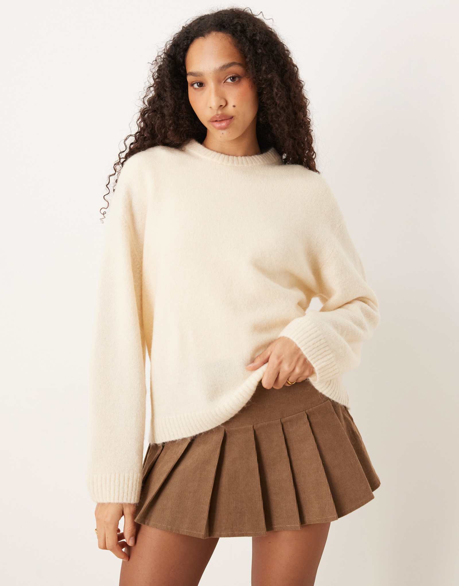 Вязаный свитер из шерсти альпаки с круглым вырезом Gina Tricot молочно-желтого цвета