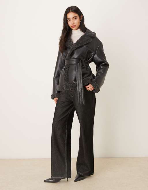 Gina Tricot – Czarna krótka kurtka z poliuretanu z ciemnoszarym miśkiem przy kołnierzu