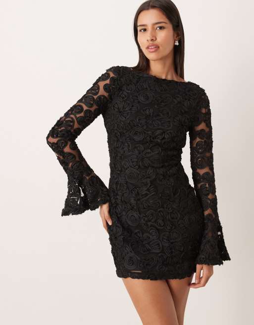 Gina Tricot – Czarna sukienka mini z długimi rękawami, odkrytymi plecami i haftowanym wzorem