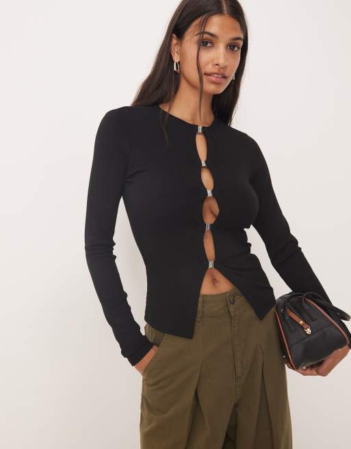 Gina Tricot – Czarny prążkowany top z długimi rękawami i zapięciem na klamry