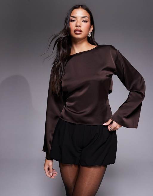 Gina Tricot – Czekoladowobrązowa satynowa bluzka z odkrytymi plecami