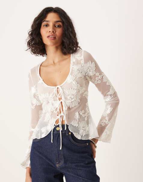 Gina Tricot - Doorschijnende kanten top met lange mouwen en borduursels en gestrikte voorkant in wit - view 1