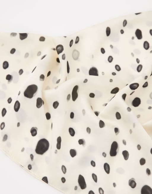 Gina Tricot écharpe en satin à imprimé dalmatien blanc cassé, 2 de 3