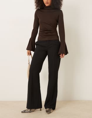 Gina Tricot - Elegante Bootcut-Hose mit Relaxed Fit in Schwarz, niedrigem Bund und Bundfalten