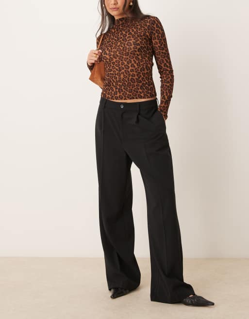 Gina Tricot - Elegante broek met wijde pijpen en plooien in zwart