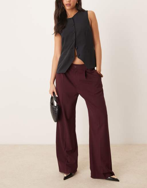 Gina Tricot – Elegante Hose in dunklem Weinrot mit weitem Bein und Bundfalten vorne