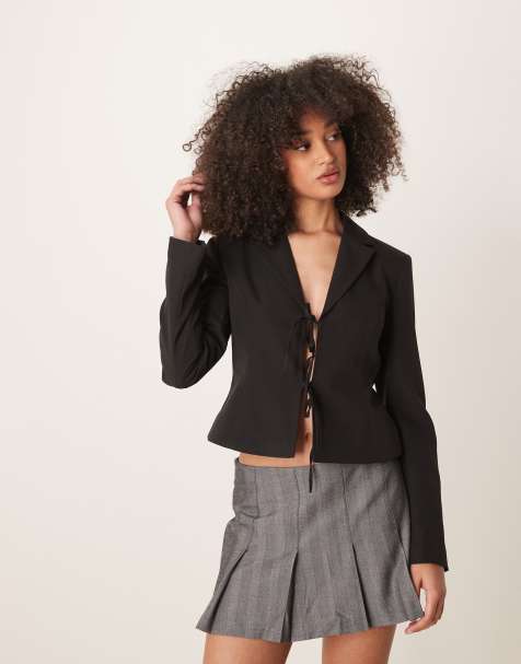 Gina Tricot - Elegante korte aansluitende blazer met gestrikte voorkant in zwart - view 1