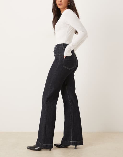 Gina Tricot – Elegante Schlagjeans in dunkler indigoblauer Waschung, 2 von 5