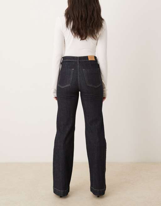 Gina Tricot – Elegante Schlagjeans in dunkler indigoblauer Waschung, 3 von 5
