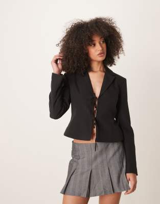 Gina Tricot - Eleganter Blazer in Schwarz mit kurzem Schnitt und Schleifendetail vorn