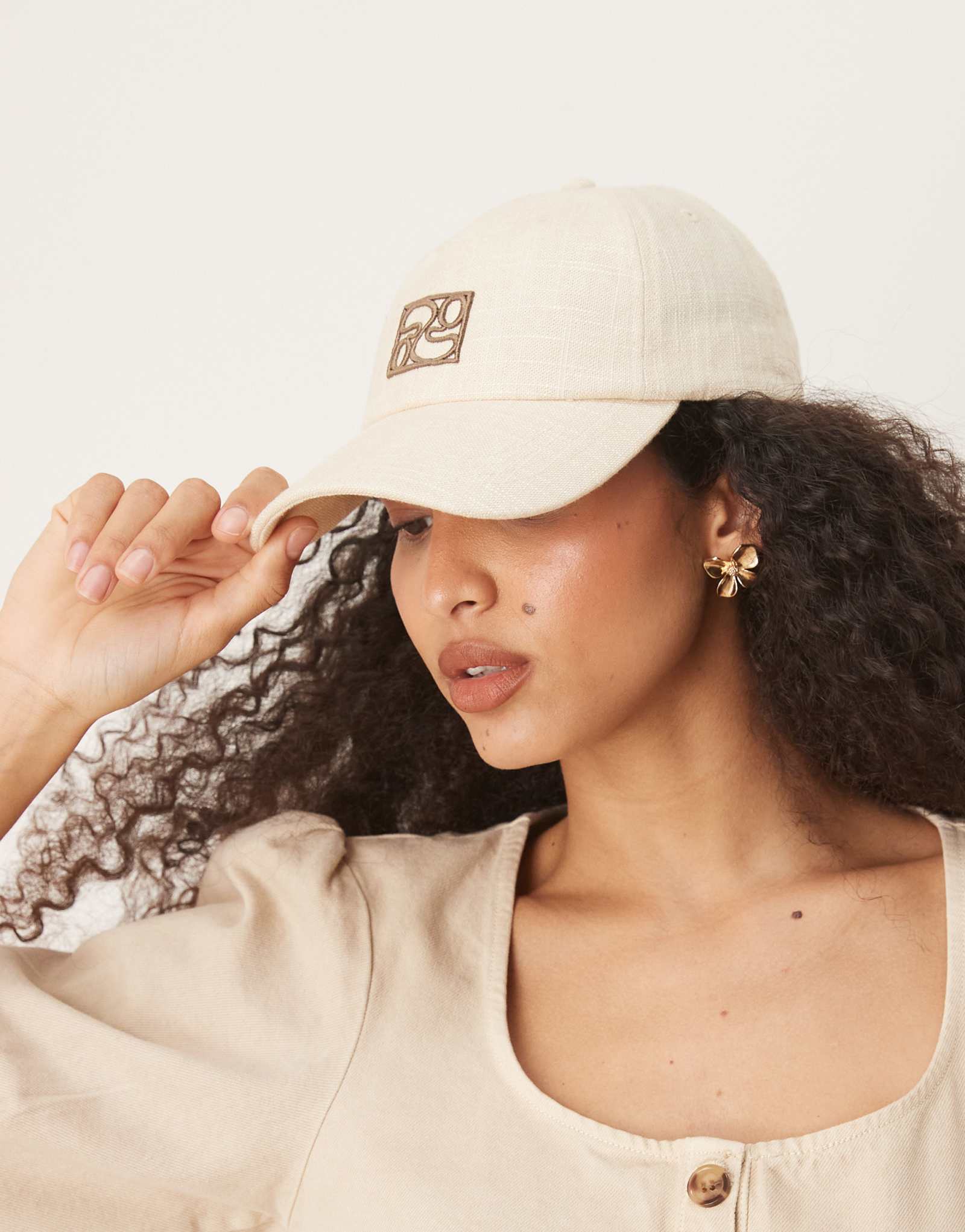 Вязаная шапочка Gina с вышивкой из трикотажа бежевого цвета