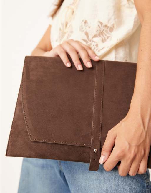 Gina Tricot - Étui pour ordinateur portable en imitation daim avec rabat - Marron